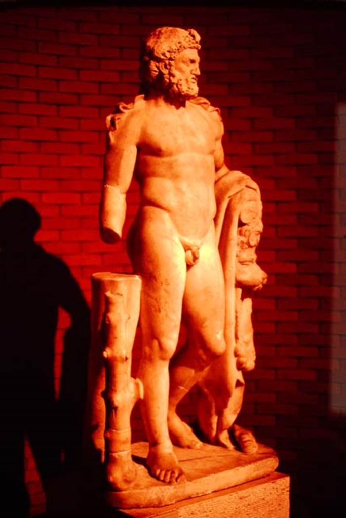 Getty Villa, Malibu, Spring 1982. Statue of Hercules with club and lion skin. Photo by Stanley A. Jashemski.
Source: The Wilhelmina and Stanley A. Jashemski archive in the University of Maryland Library, Special Collections (See collection page) and made available under the Creative Commons Attribution-Non Commercial License v.4. See Licence and use details.
J80f0401